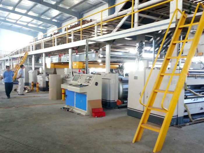 由濕部設(shè)備和干部設(shè)備兩個(gè)相對(duì)獨(dú)立的工藝段組合成。濕部設(shè)備主要包括原紙托紙架、自動(dòng)接紙架、預(yù)熱預(yù)調(diào)器、單面瓦楞機(jī)、輸紙?zhí)鞓?、涂膠機(jī)、雙面機(jī)等，濕部設(shè)備將瓦楞原紙制成不同楞型組合的三、五、七層瓦楞紙板;干部設(shè)備主要包括輪轉(zhuǎn)切斷機(jī)、縱切壓痕機(jī)、橫切機(jī)、堆碼機(jī)等，干部設(shè)備將瓦楞紙板按照訂單要求進(jìn)行縱切壓痕、橫切、堆碼。         現(xiàn)在瓦楞紙板生產(chǎn)線已是瓦楞紙箱生產(chǎn)廠家的關(guān)鍵生產(chǎn)設(shè)備，市場(chǎng)上紙箱用量大大提高，各種各樣的紙箱都有，面對(duì)瓦楞紙箱用戶訂單規(guī)格多，數(shù)量小，交貨快的要求必須要提高瓦楞紙板生產(chǎn)線的自動(dòng)化程度，達(dá)到提高質(zhì)量，提高效率，節(jié)約能源，節(jié)約人力，減少耗材、減少?gòu)U品的目的。干部設(shè)備是達(dá)到這一目的的關(guān)鍵。         瓦楞紙板生產(chǎn)線是卷筒原紙經(jīng)過(guò)壓制瓦楞，上膠，粘合定，分紙壓線,橫切成規(guī)格紙板，最后經(jīng)碼輸出等工序構(gòu)成的流水作業(yè)線。如單面瓦楞紙生產(chǎn)線通常由卷筒紙支架，單面瓦楞紙板成型機(jī)，旋轉(zhuǎn)式剪紙機(jī)組組成，使用卷筒紙材料和薯類或玉米淀粉黏合劑，連續(xù)生產(chǎn)并剪切成所需規(guī)格的單面瓦楞紙板，生產(chǎn)的紙板不必再烘干或曬干，同時(shí)和膠水機(jī)或貼面機(jī)配合使用，可生產(chǎn)三層以上的瓦楞紙板。瓦楞紙板生產(chǎn)線一般很長(zhǎng)，如五層瓦楞紙板生產(chǎn)線包含設(shè)備電動(dòng)無(wú)軸紙架，上紙小車，面紙預(yù)熱器，芯紙預(yù)熱器，重型二次涂膠機(jī)等設(shè)備。        一個(gè)完整的瓦楞紙板生產(chǎn)線由以下設(shè)備組成：原紙架，預(yù)熱器，瓦楞機(jī)，輸送過(guò)橋，涂膠機(jī)，雙面機(jī)，輪轉(zhuǎn)切斷機(jī)，縱切機(jī)，橫切機(jī)，堆碼機(jī)以及蒸汽加熱系統(tǒng)，空氣壓縮系統(tǒng)，制膠循環(huán)系統(tǒng)，電器控制系統(tǒng)。還可以選配接紙機(jī)，糾偏系統(tǒng)以及生管系統(tǒng)。全自動(dòng)瓦楞紙板生產(chǎn)線可以將原紙自動(dòng)加工成瓦楞紙板，可根據(jù)客戶的需求制作三、五、七層瓦楞紙板。